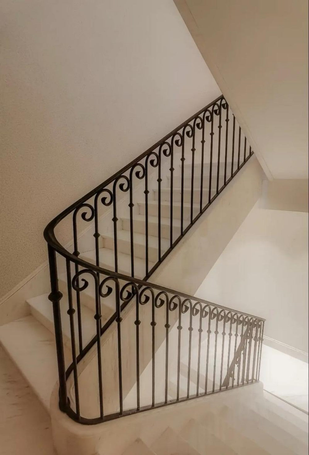 Compact Space-Saving Indoor Iron Stair Handrail