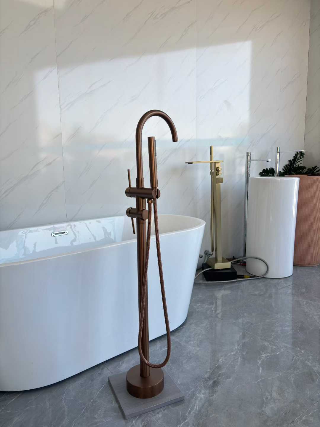 Sleek Brushed Rose Gold Bathtub Faucet 61005