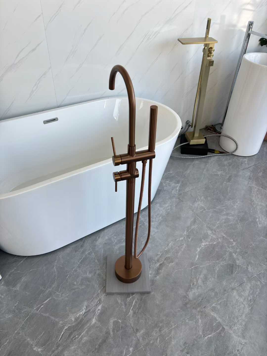 Sleek Brushed Rose Gold Bathtub Faucet 61005
