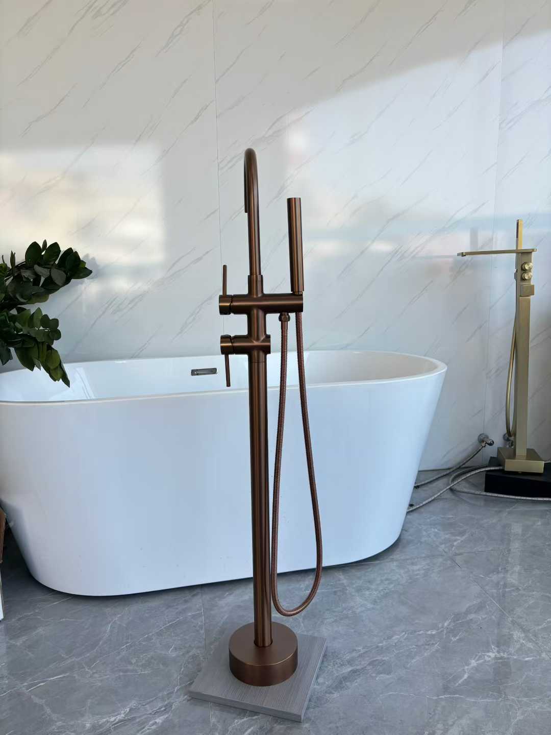 Sleek Brushed Rose Gold Bathtub Faucet 61005