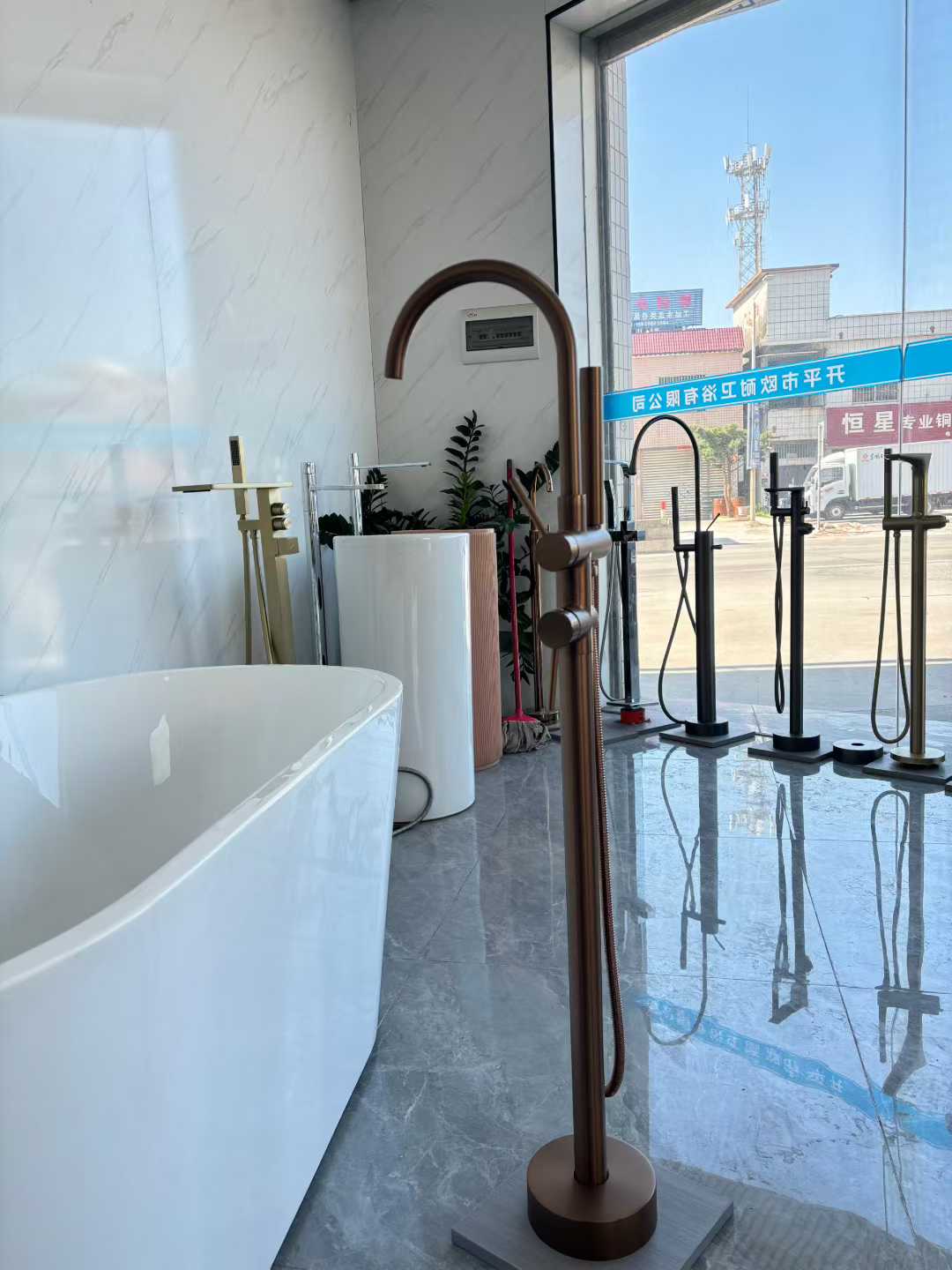 Sleek Brushed Rose Gold Bathtub Faucet 61005
