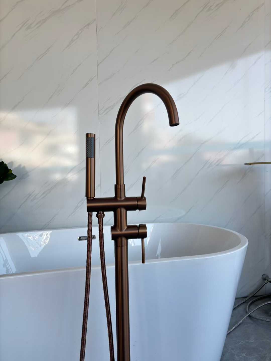 Sleek Brushed Rose Gold Bathtub Faucet 61005