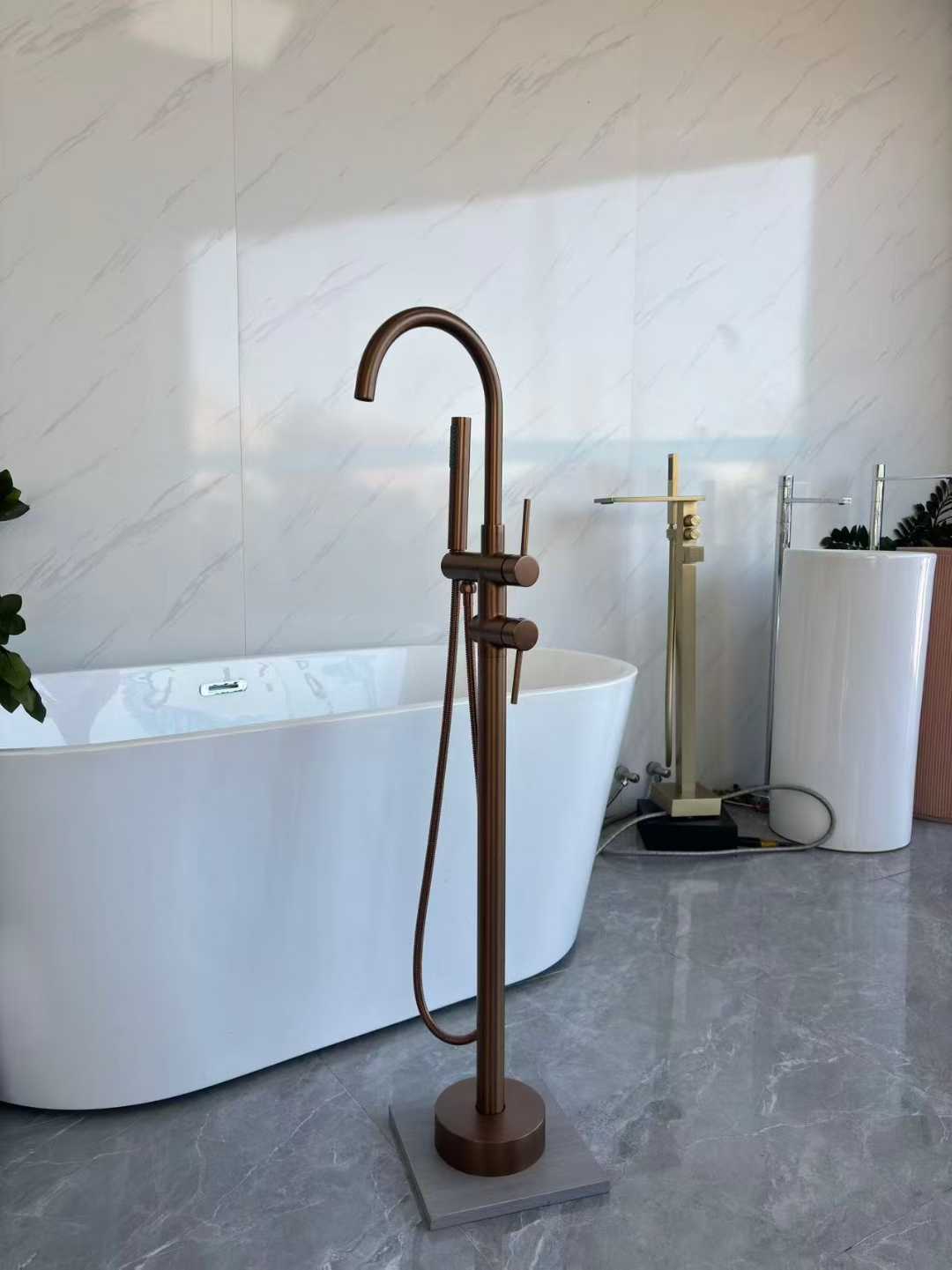 Sleek Brushed Rose Gold Bathtub Faucet 61005
