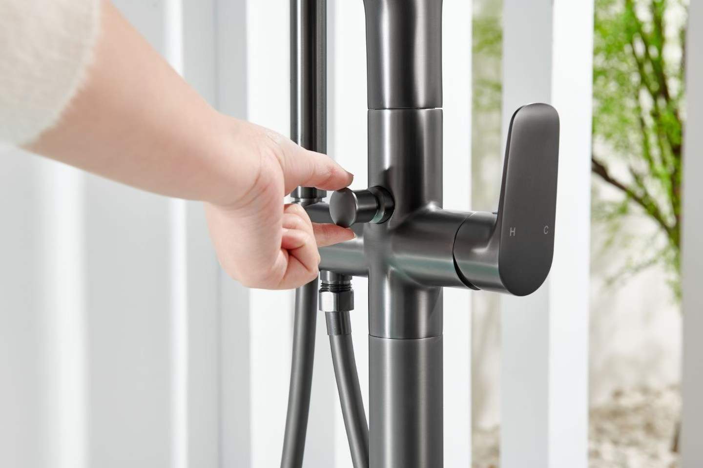 Floor-mounted Modern Bathtub Faucet 81014